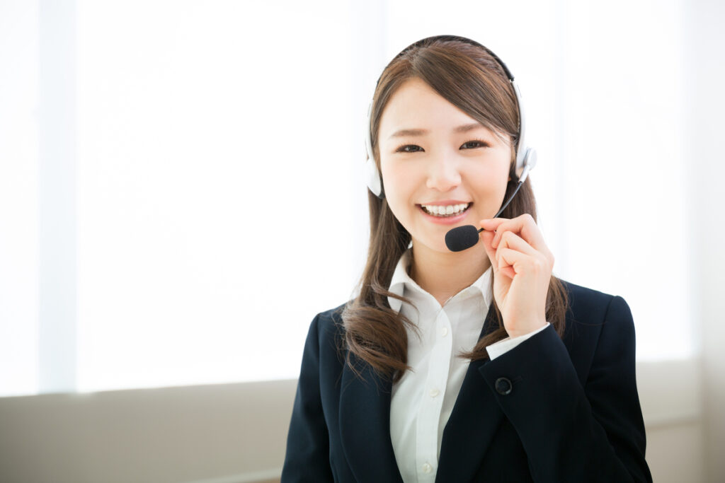問い合わせを受ける女性
