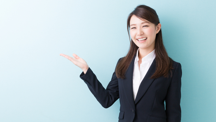 案内をする女性
