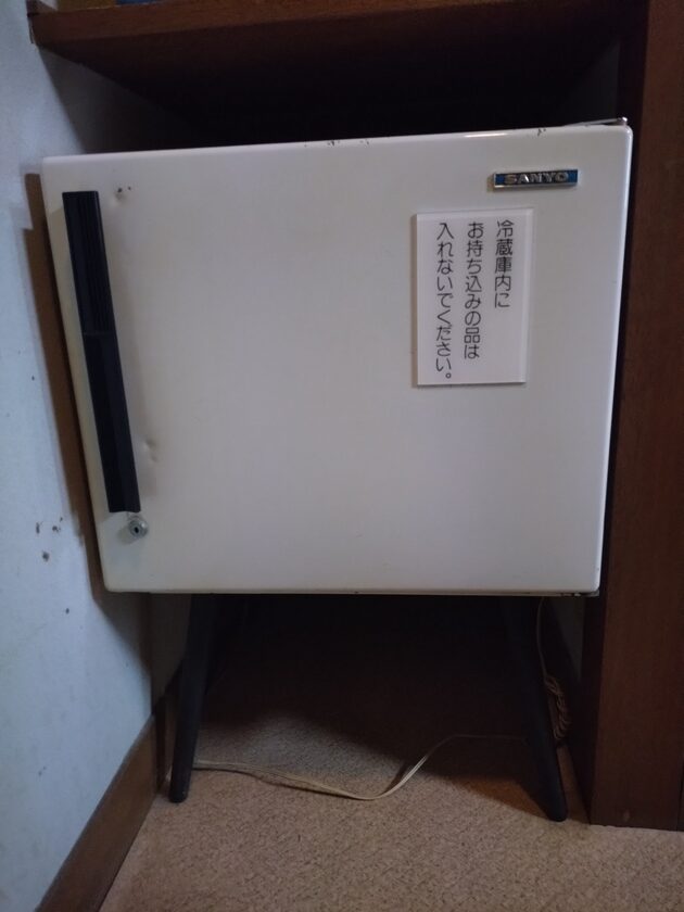 あしのついたサンヨーの冷蔵庫