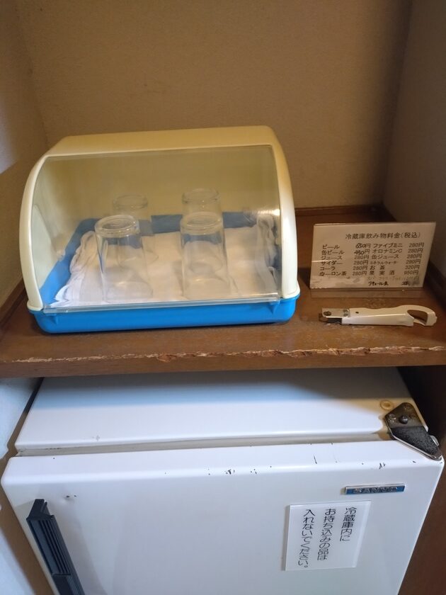 フードケースにはいったコップ